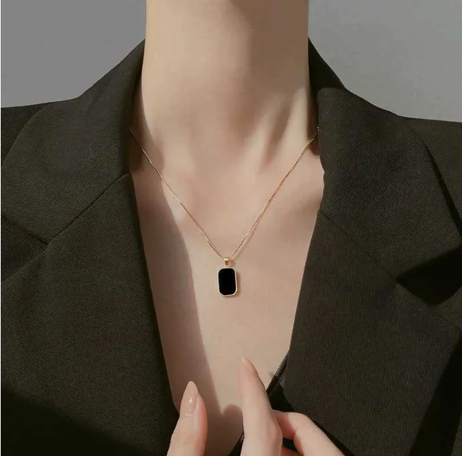 Black Pendant Necklace – A Timeless Statement of Elegance